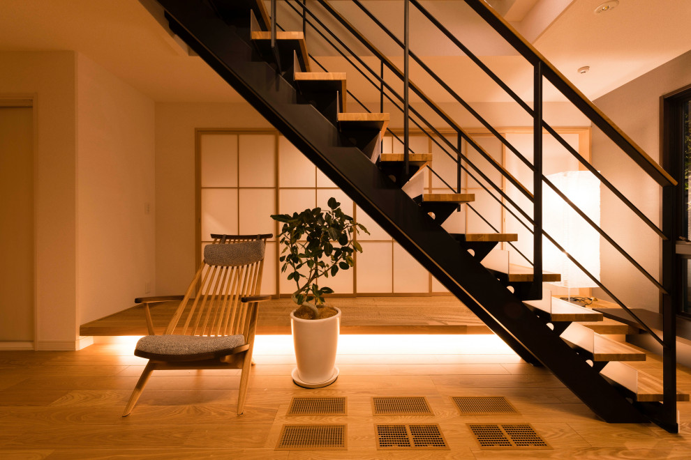 Идея дизайна: прямая лестница среднего размера в стиле модернизм с деревянными ступенями, стеклянными подступенками и металлическими перилами