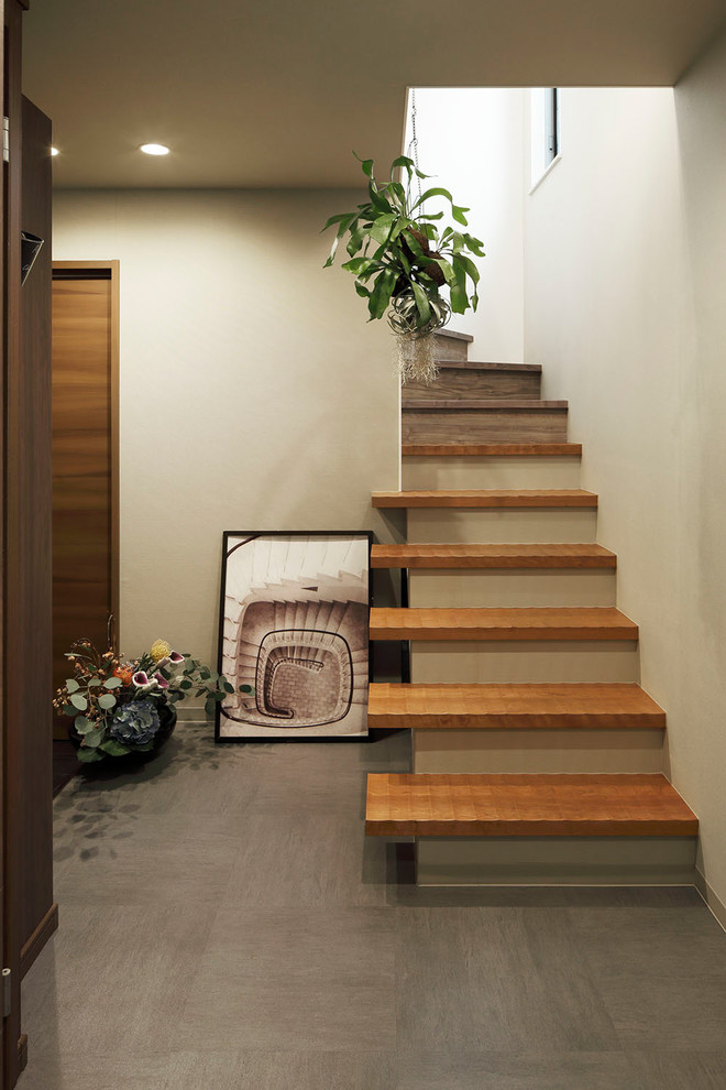 Свежая идея для дизайна: прямая лестница в современном стиле с деревянными ступенями - отличное фото интерьера