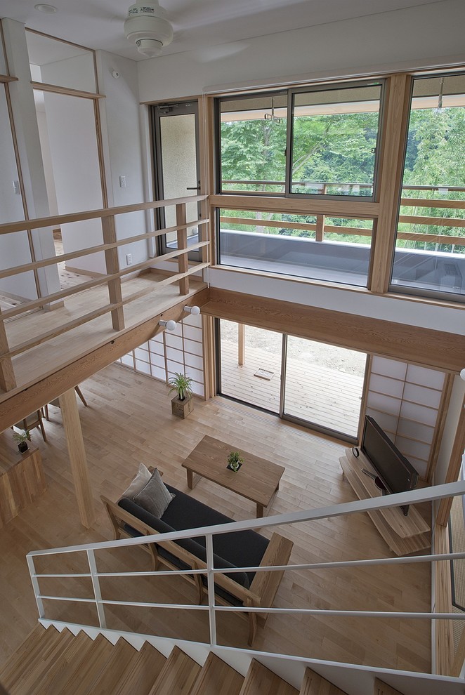 Foto de escalera recta minimalista con escalones de madera y barandilla de metal