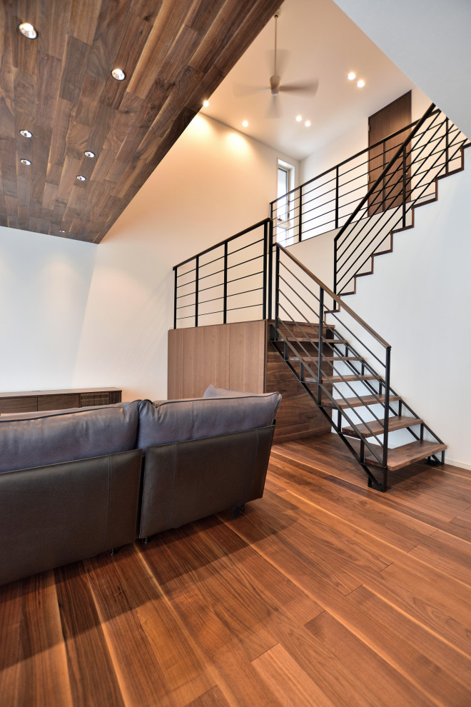Источник вдохновения для домашнего уюта: п-образная лестница среднего размера в морском стиле с деревянными ступенями, металлическими перилами и обоями на стенах без подступенок