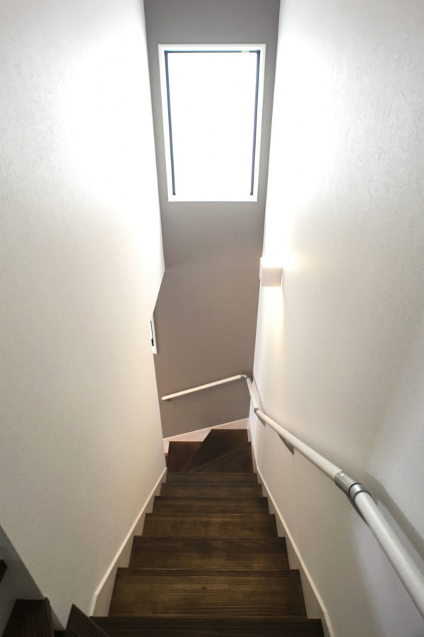На фото: лестница в стиле лофт с деревянными ступенями и обоями на стенах