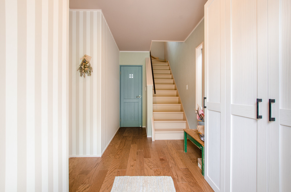Источник вдохновения для домашнего уюта: маленькая п-образная деревянная лестница в викторианском стиле с деревянными ступенями и металлическими перилами для на участке и в саду