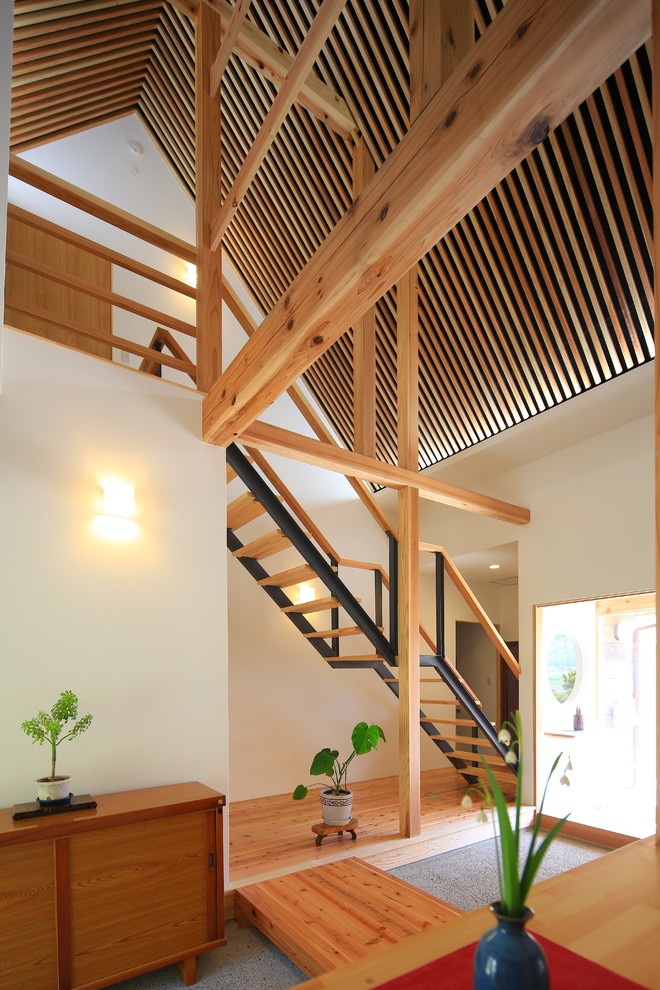 Источник вдохновения для домашнего уюта: прямая лестница в восточном стиле с деревянными ступенями и перилами из смешанных материалов без подступенок