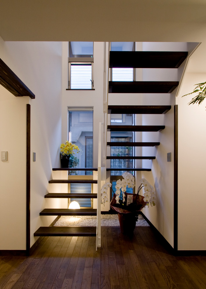 Réalisation d'un escalier sans contremarche droit design de taille moyenne avec des marches en bois.