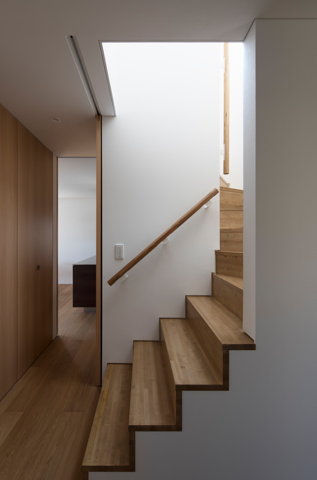 Пример оригинального дизайна: п-образная деревянная лестница среднего размера в стиле модернизм с деревянными ступенями, деревянными перилами и обоями на стенах