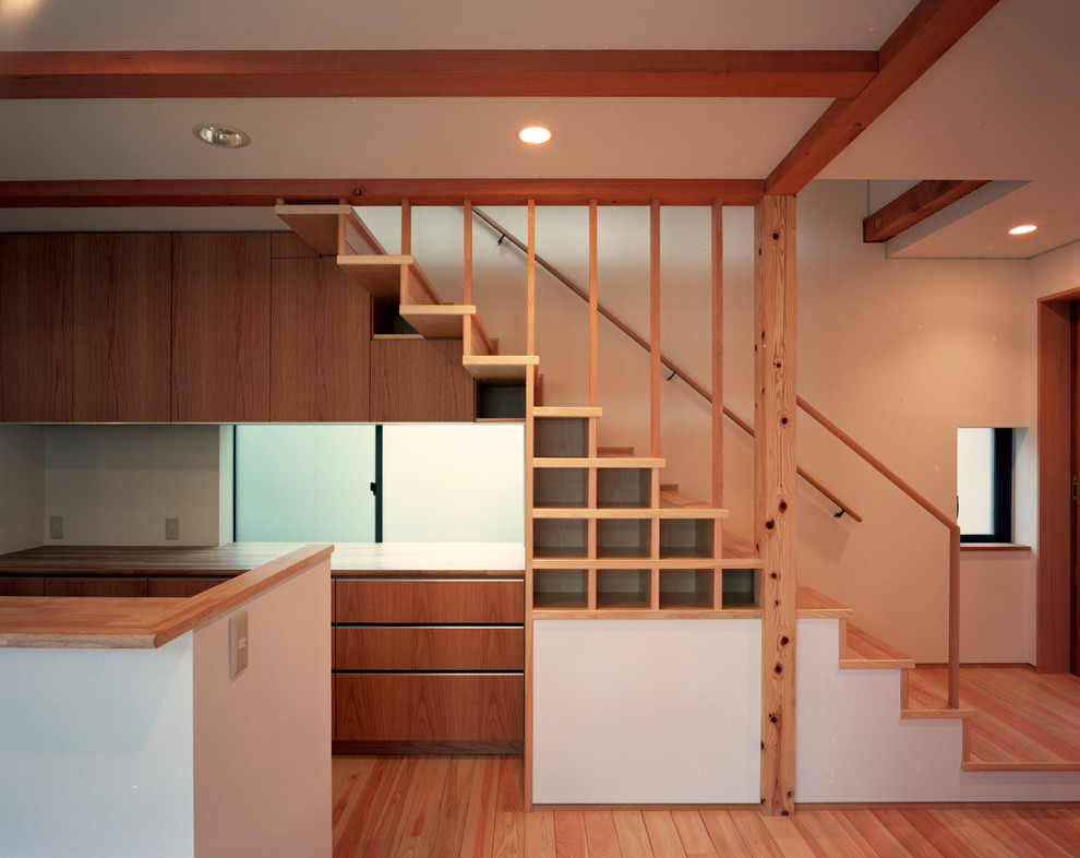 Cette photo montre un escalier droit moderne de taille moyenne avec des marches en bois, des contremarches en bois et un garde-corps en bois.