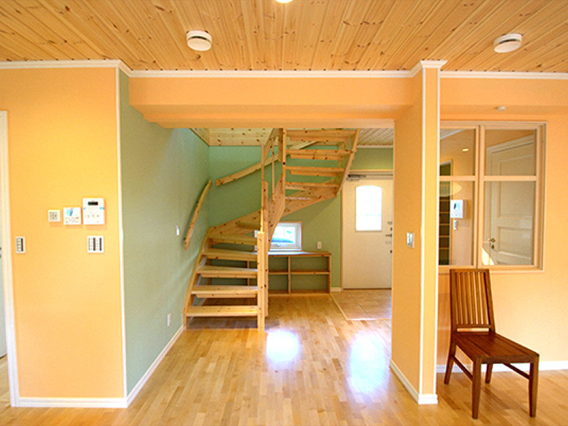 Exemple d'un escalier flottant scandinave de taille moyenne avec des marches en bois, des contremarches en bois et un garde-corps en bois.