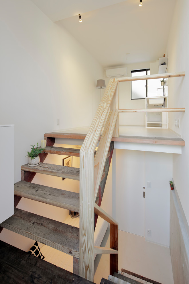 Idée de décoration pour un petit escalier droit minimaliste avec des marches en bois, des contremarches en bois et un garde-corps en bois.