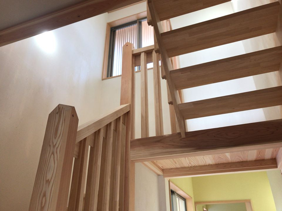 Modelo de escalera en U asiática de tamaño medio con escalones de madera y barandilla de madera