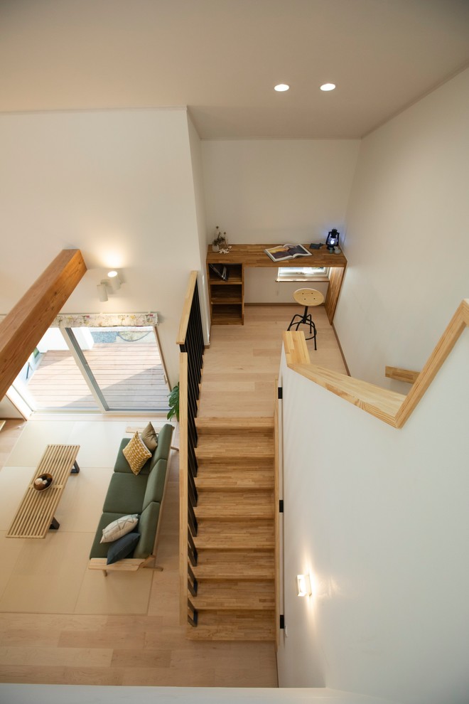Cette photo montre un escalier scandinave avec des marches en bois, des contremarches en bois et un garde-corps en matériaux mixtes.