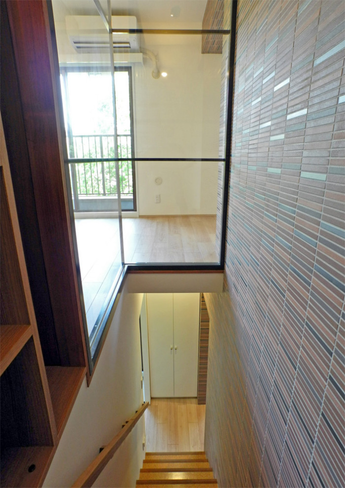 Стильный дизайн: деревянная лестница среднего размера в стиле ретро с деревянными ступенями, деревянными перилами и кирпичными стенами - последний тренд