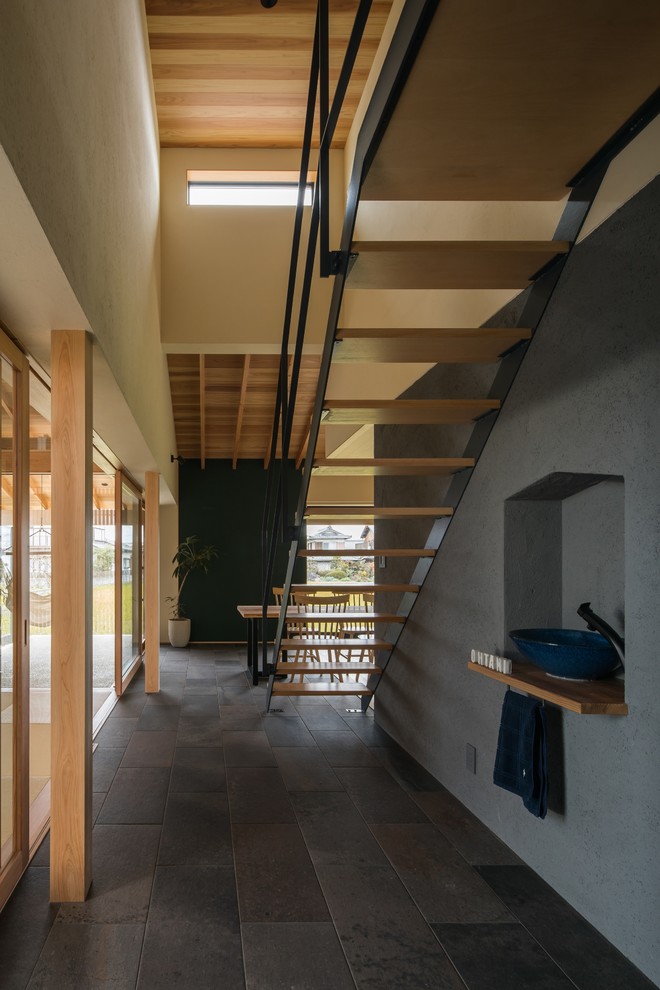 Ejemplo de escalera recta de estilo zen de tamaño medio con escalones de madera, contrahuellas de madera y barandilla de metal