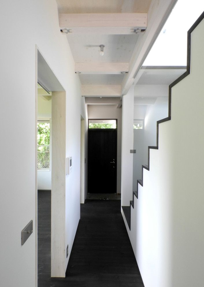 Источник вдохновения для домашнего уюта: деревянная лестница в современном стиле с деревянными ступенями, стеклянными перилами и стенами из вагонки