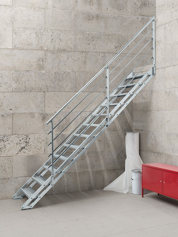 Réalisation d'un escalier sans contremarche droit minimaliste avec des marches en métal et un garde-corps en métal.