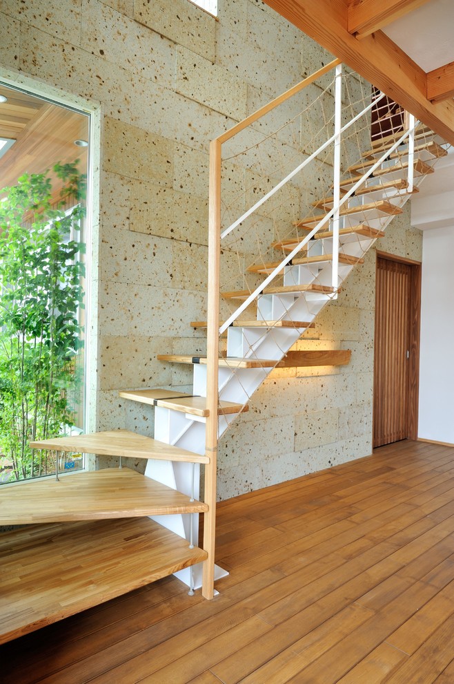 Modelo de escalera en L contemporánea con escalones de madera y barandilla de madera