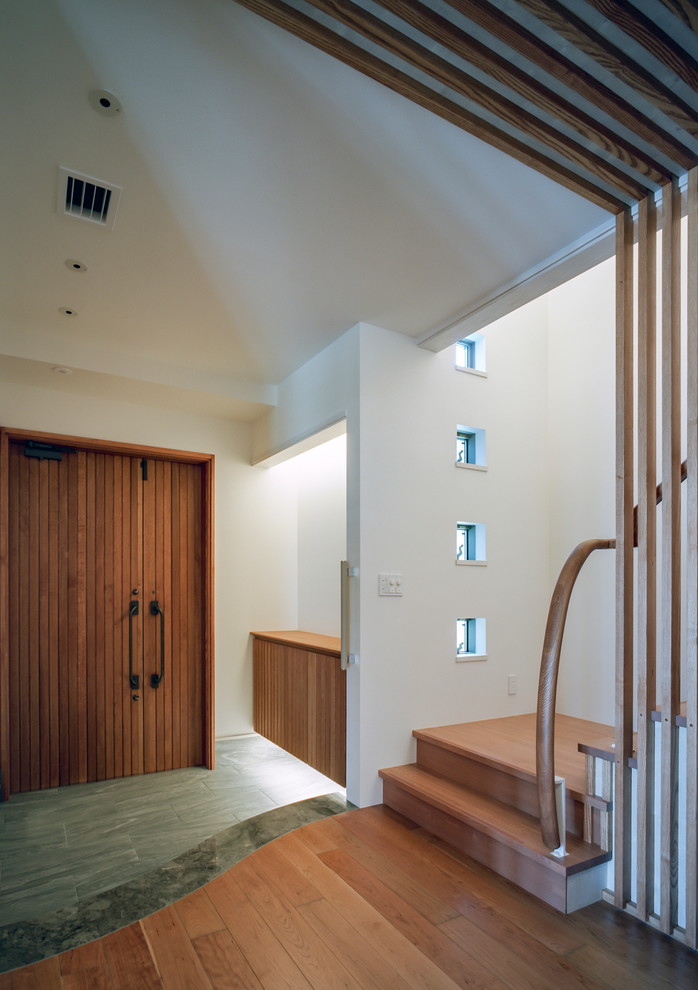Идея дизайна: угловая деревянная лестница в восточном стиле с деревянными ступенями и деревянными перилами