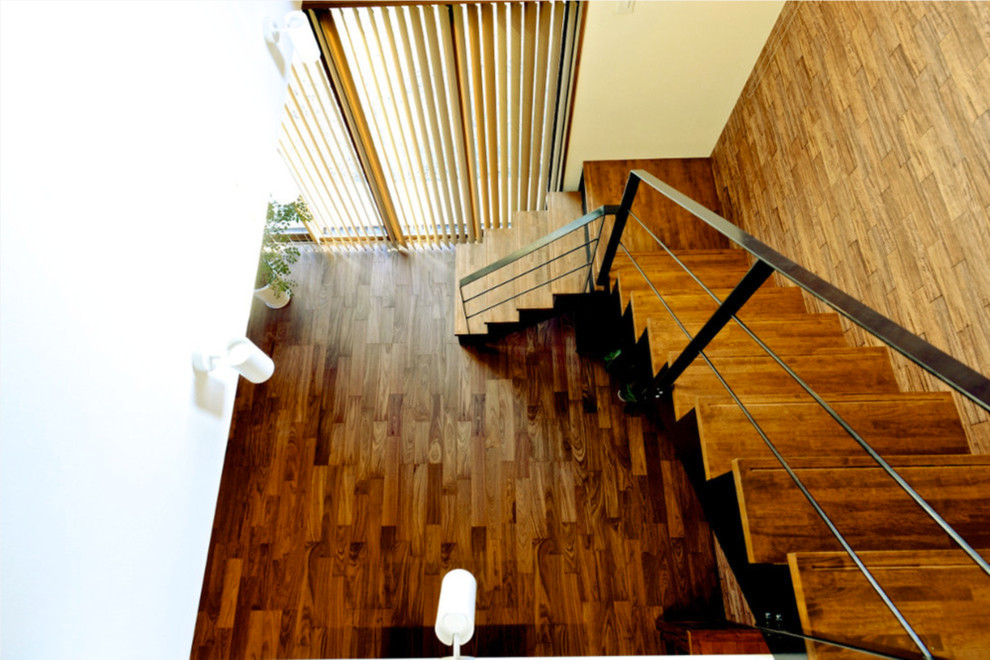 ミッドセンチュリースタイルのおしゃれな階段の写真