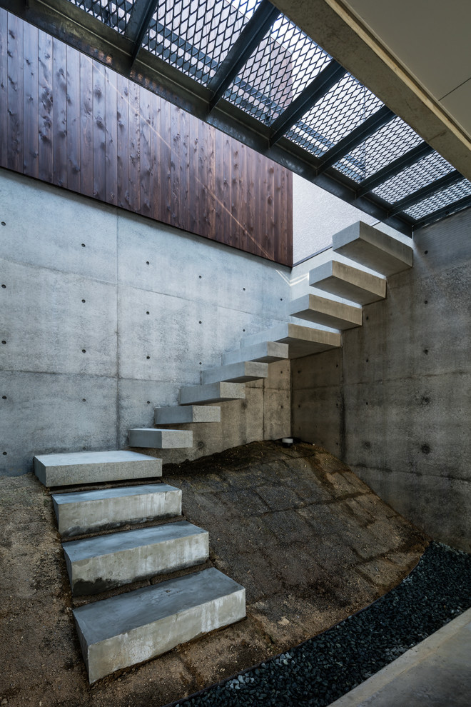 Diseño de escalera suspendida urbana de tamaño medio sin contrahuella con escalones de hormigón