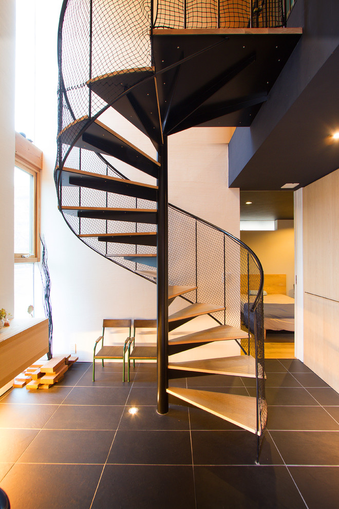 Diseño de escalera de caracol industrial sin contrahuella con escalones de madera