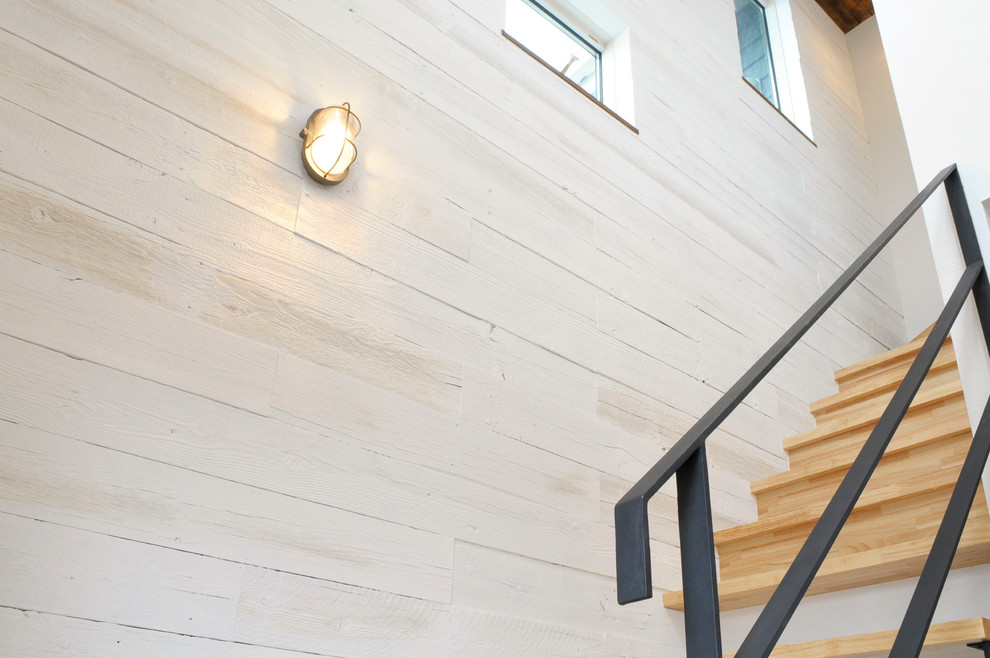 Imagen de escalera recta romántica de tamaño medio sin contrahuella con escalones de madera y barandilla de metal