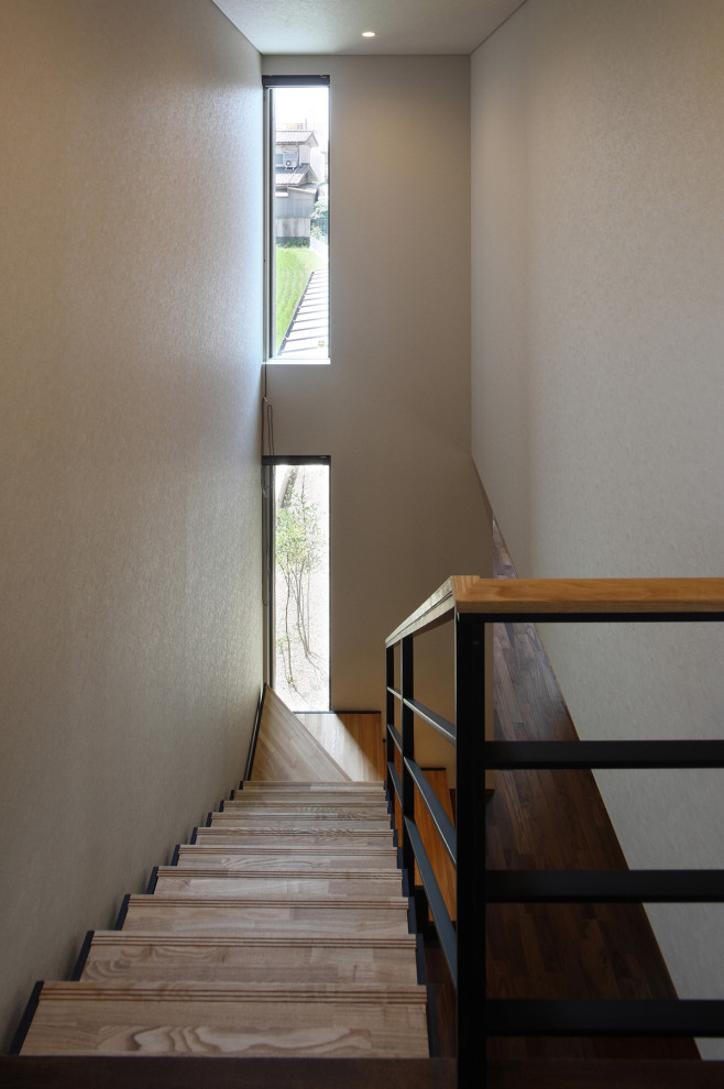 Mittelgroße Moderne Treppe in L-Form mit offenen Setzstufen und Tapetenwänden in Sonstige