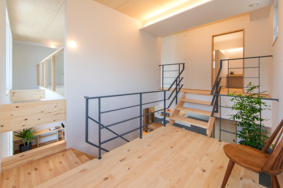 Источник вдохновения для домашнего уюта: маленькая прямая лестница в восточном стиле с металлическими перилами и деревянными ступенями без подступенок для на участке и в саду