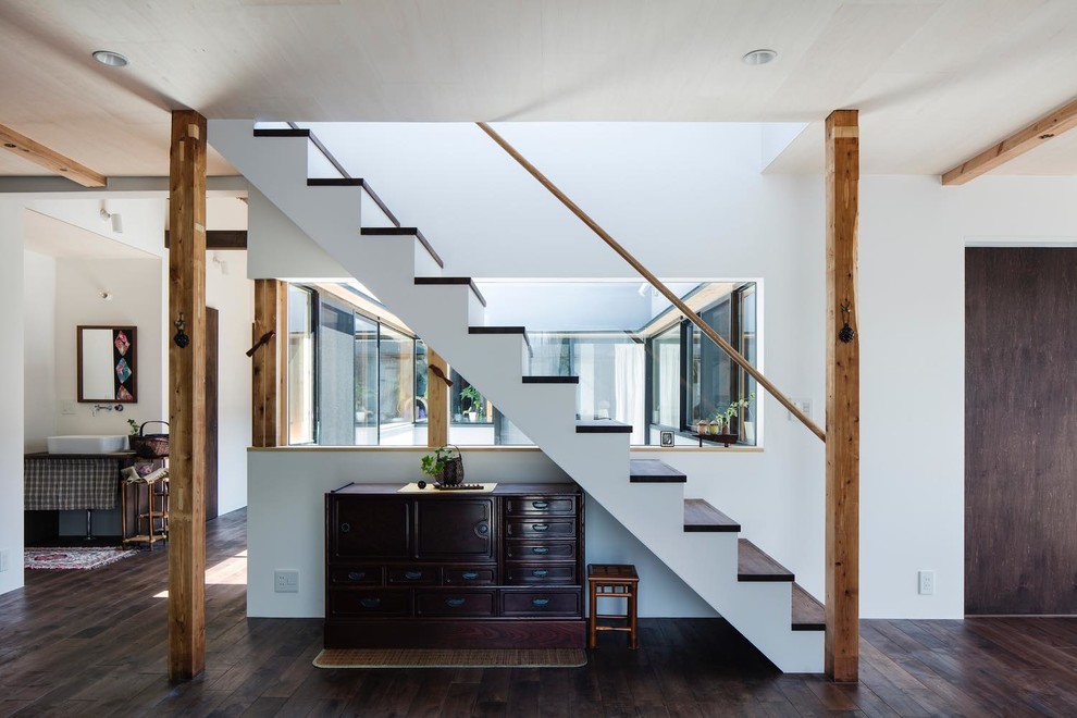 Imagen de escalera recta de estilo zen grande con escalones de madera, contrahuellas de madera y barandilla de madera