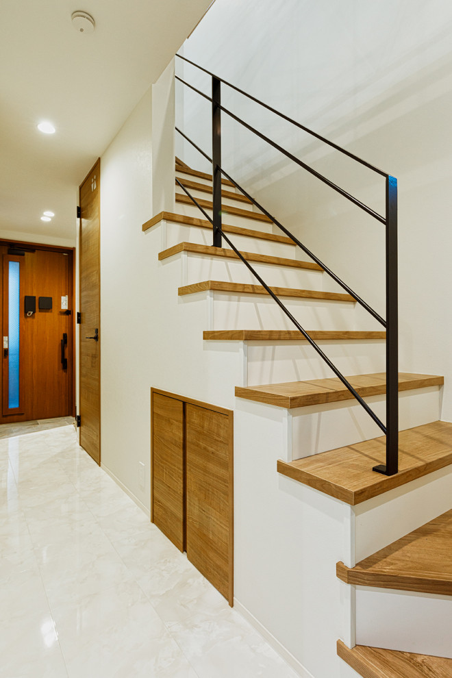 Источник вдохновения для домашнего уюта: прямая деревянная лестница среднего размера в современном стиле с деревянными ступенями, металлическими перилами и обоями на стенах
