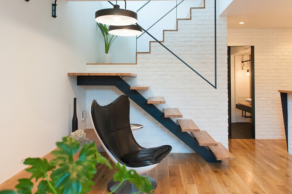 Идея дизайна: маленькая угловая лестница в стиле фьюжн с деревянными ступенями без подступенок для на участке и в саду