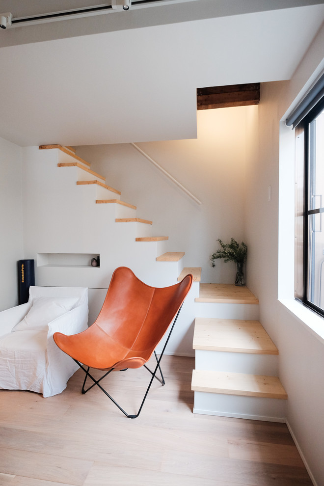 Идея дизайна: лестница в стиле лофт с деревянными ступенями и металлическими перилами