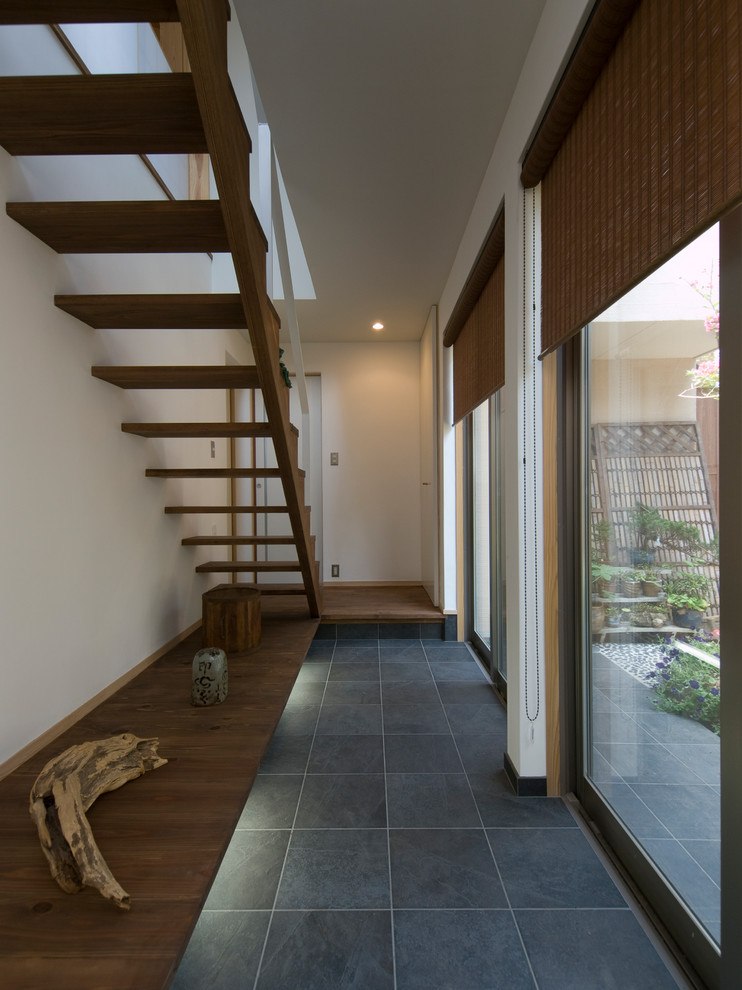 Inspiration pour un escalier sans contremarche droit minimaliste avec des marches en bois.