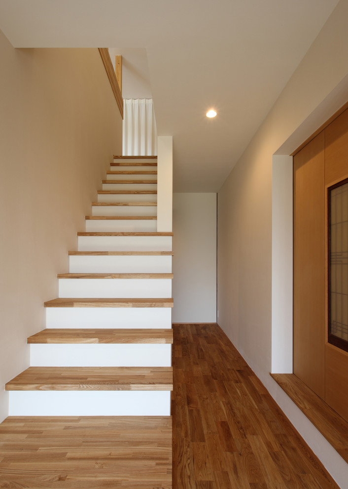 Modelo de escalera recta asiática con escalones de madera