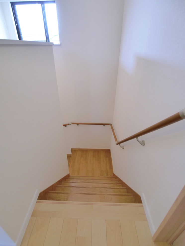 Ejemplo de escalera en U tradicional renovada con escalones de madera, contrahuellas de madera y barandilla de madera