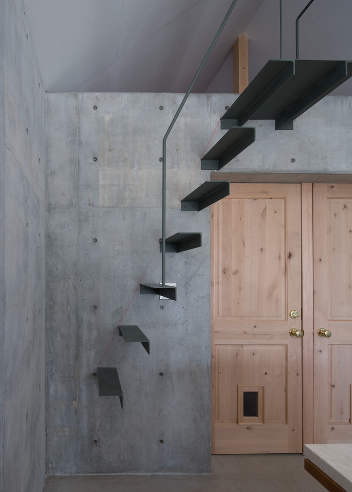 Foto de escalera suspendida de estilo zen pequeña con escalones de metal, contrahuellas de metal y barandilla de metal
