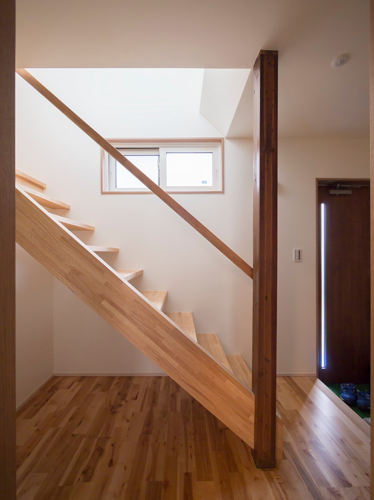 Cette photo montre un escalier moderne avec des marches en bois et des contremarches en bois.