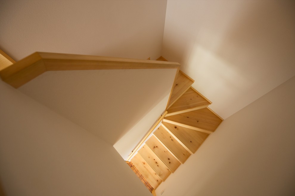 Свежая идея для дизайна: п-образная деревянная лестница в скандинавском стиле с деревянными ступенями и деревянными перилами - отличное фото интерьера