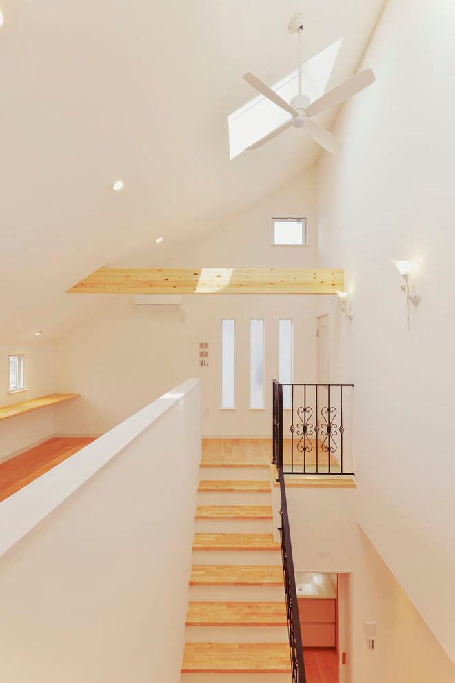 Foto de escalera recta clásica con escalones de madera