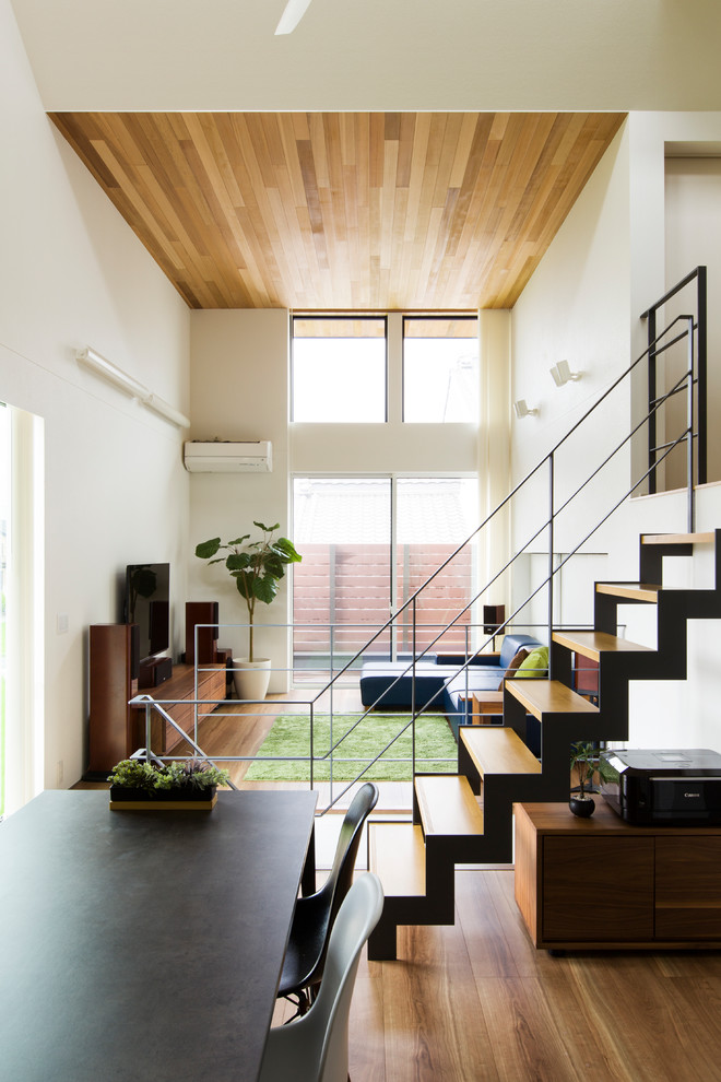 Идея дизайна: маленькая прямая лестница в стиле модернизм с деревянными ступенями и металлическими перилами без подступенок для на участке и в саду