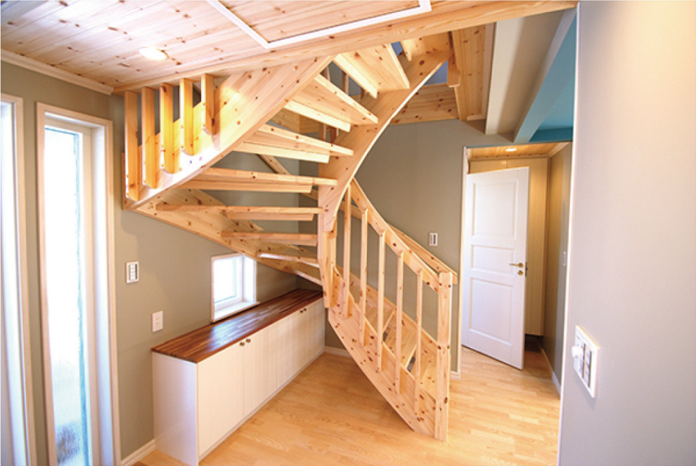 Свежая идея для дизайна: деревянная лестница на больцах, среднего размера в скандинавском стиле с деревянными ступенями и деревянными перилами - отличное фото интерьера
