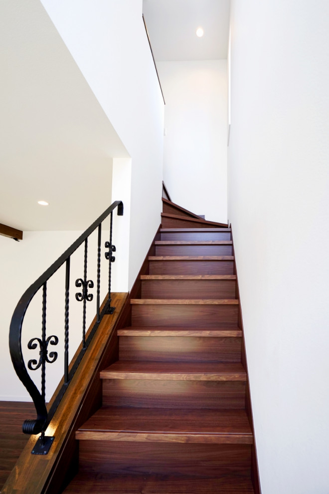 Пример оригинального дизайна: угловая лестница среднего размера в скандинавском стиле с крашенными деревянными ступенями, крашенными деревянными подступенками и металлическими перилами