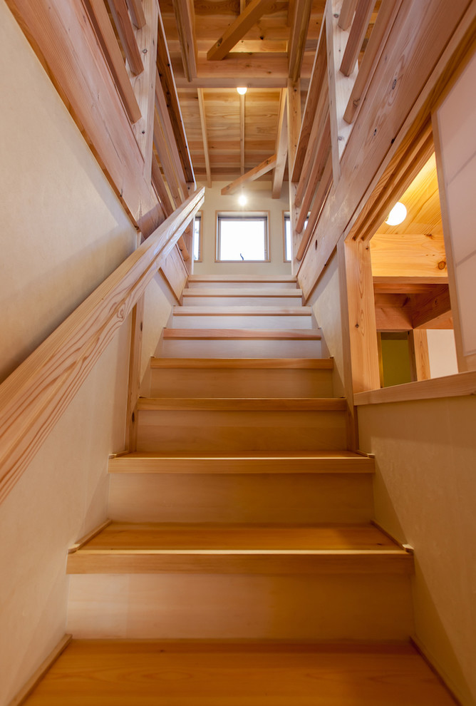 Modelo de escalera recta rústica pequeña con escalones de madera, contrahuellas de madera y barandilla de madera