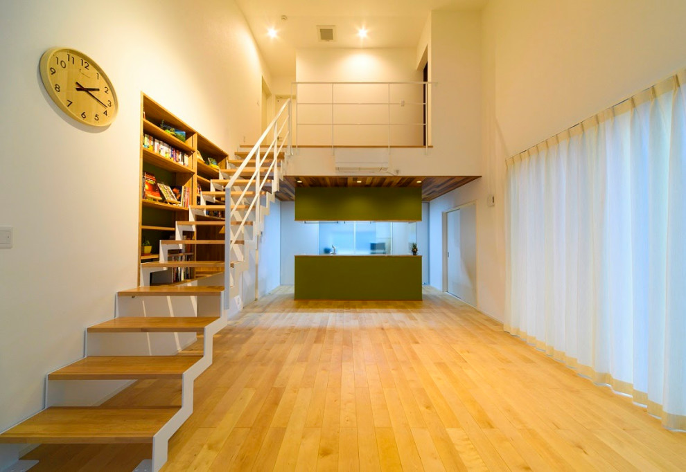 Идея дизайна: прямая лестница среднего размера в восточном стиле с деревянными ступенями и металлическими перилами без подступенок