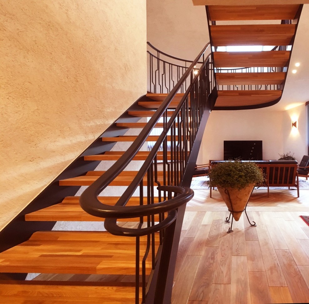 На фото: п-образная лестница в классическом стиле с деревянными ступенями и металлическими перилами без подступенок с