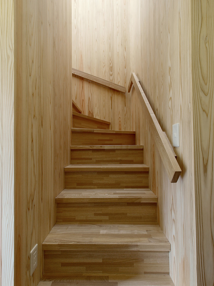Стильный дизайн: п-образная деревянная лестница в скандинавском стиле с деревянными ступенями - последний тренд