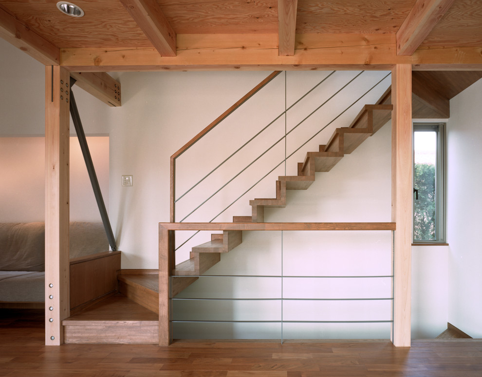На фото: прямая деревянная лестница среднего размера в восточном стиле с деревянными ступенями и металлическими перилами