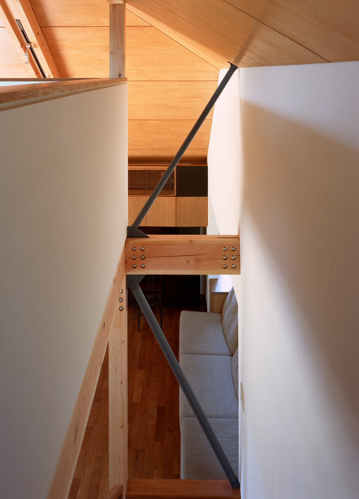 Modelo de escalera recta asiática de tamaño medio con escalones de madera, contrahuellas de madera y barandilla de metal