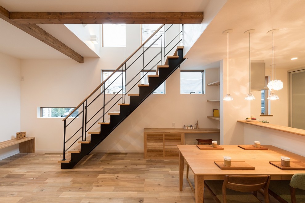 Cette photo montre un escalier droit scandinave avec des marches en bois, des contremarches en bois et un garde-corps en matériaux mixtes.