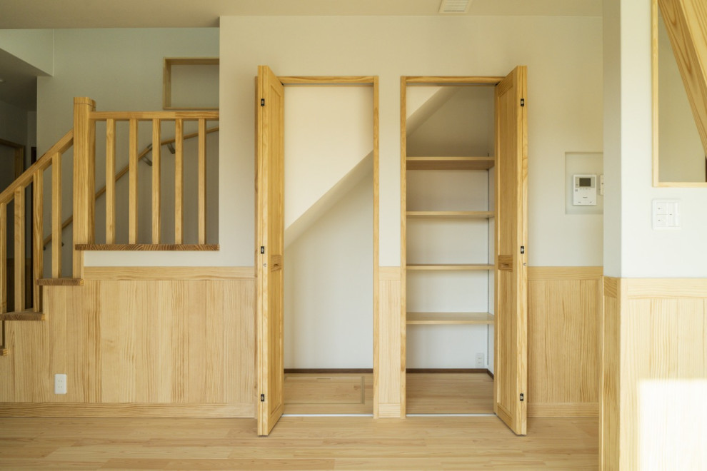 Стильный дизайн: лестница среднего размера в восточном стиле с обоями на стенах - последний тренд