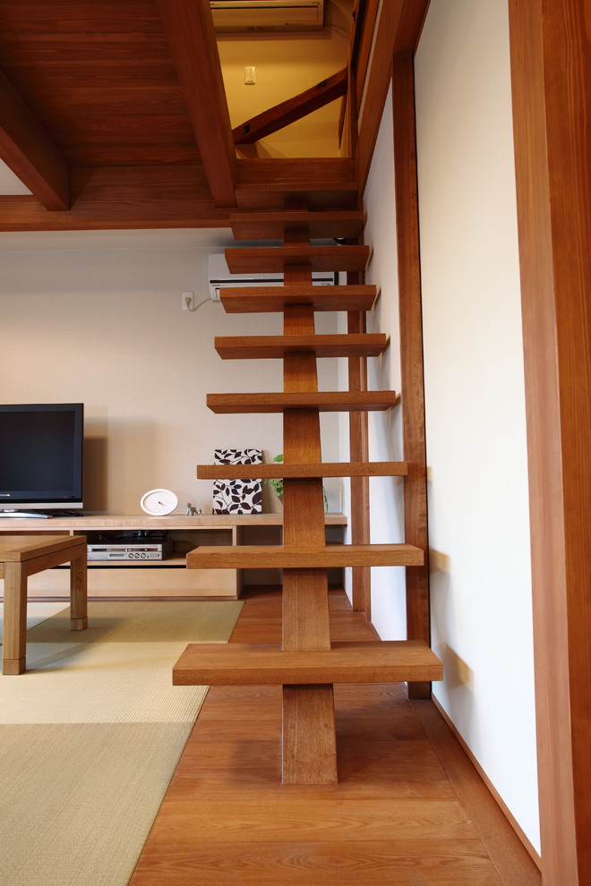 Diseño de escalera recta de estilo zen pequeña sin contrahuella con escalones de madera