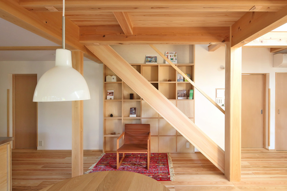 Idée de décoration pour un escalier droit minimaliste avec des marches en bois et un garde-corps en bois.